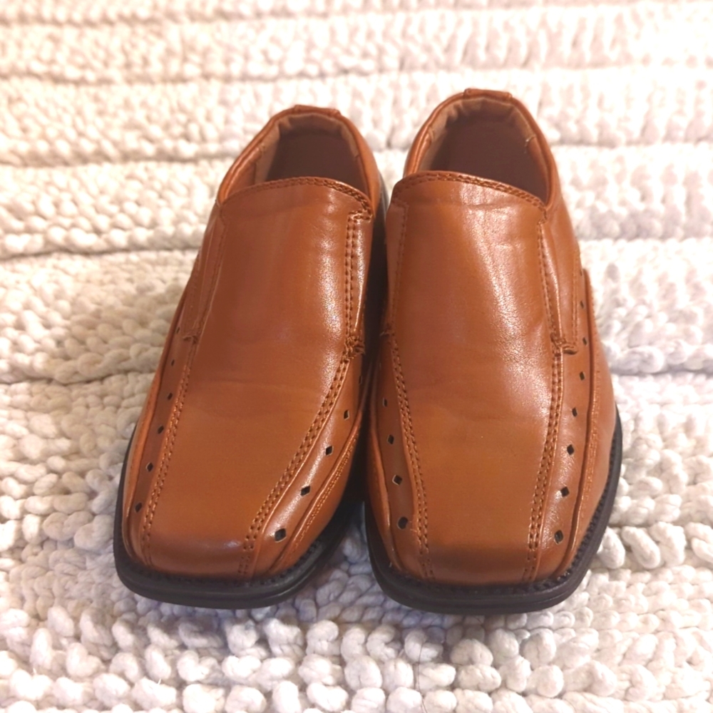 Boys size 10 Mario Lopez dress shoes